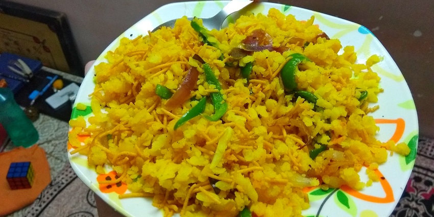 Nagpur’s regional dish Poha is served with Tarri which includes a tomato slice and gravy