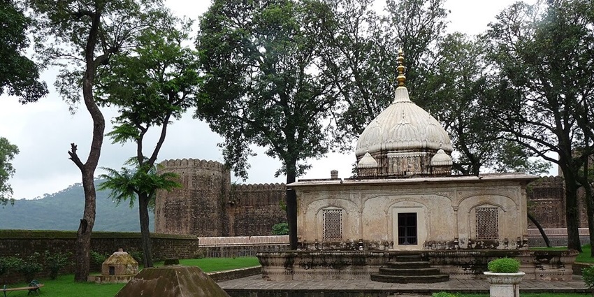 Uncover the ghostly tales of Ramnagar Fort, a mysterious destination in Varanasi.