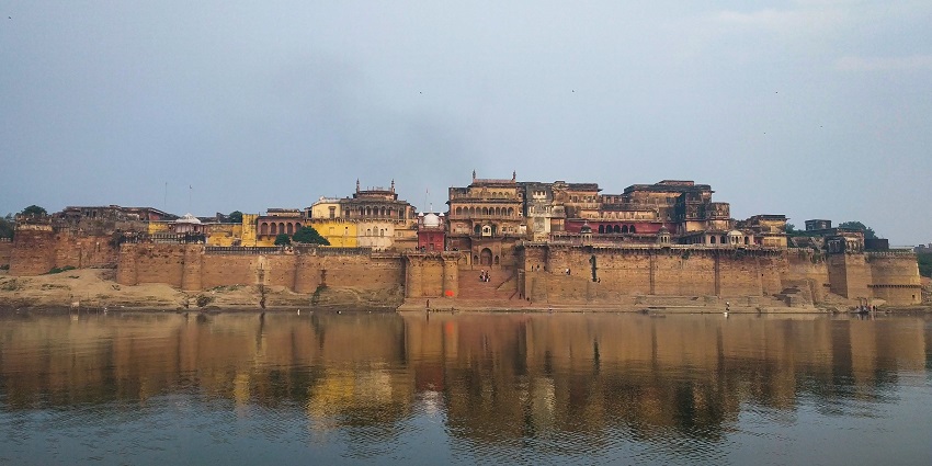A picture of Ramnagar Fort, showcasing the banks of the Ganges inside the state.