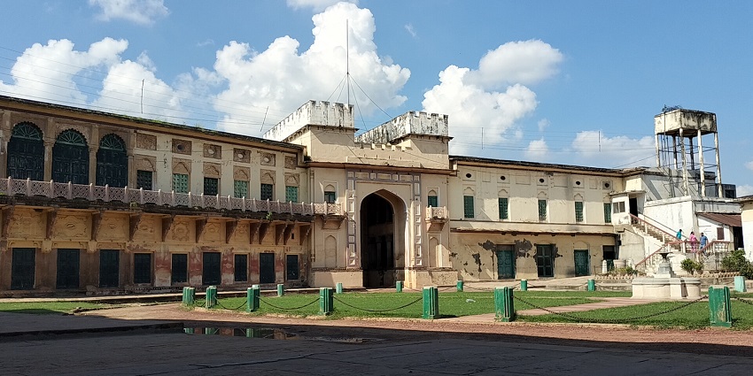 An image of the entrance area of Ramnagar Fort, capturing its historic architecture.