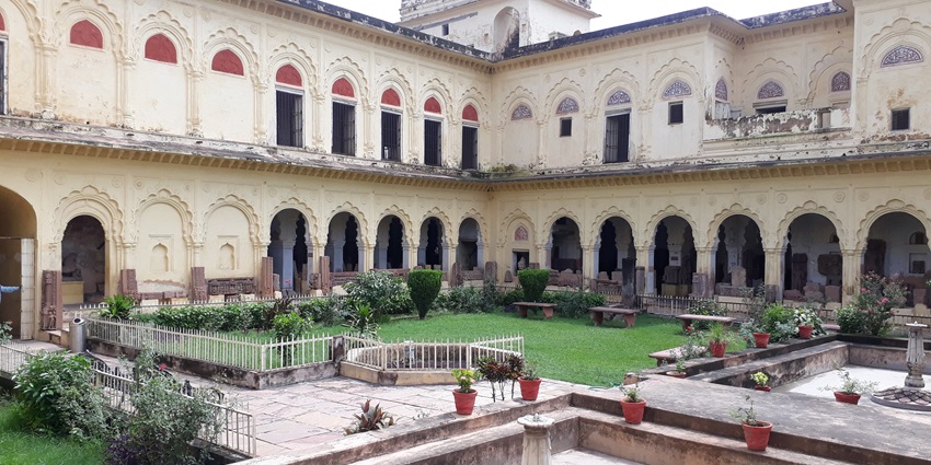 A picture of Rani Mahal, which is one of the notable tourist attractions near Jhansi.