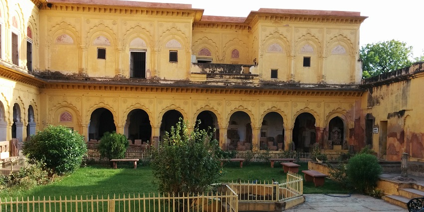 A picture of Rani Mahal, which is one of the best places to visit in Jhansi.