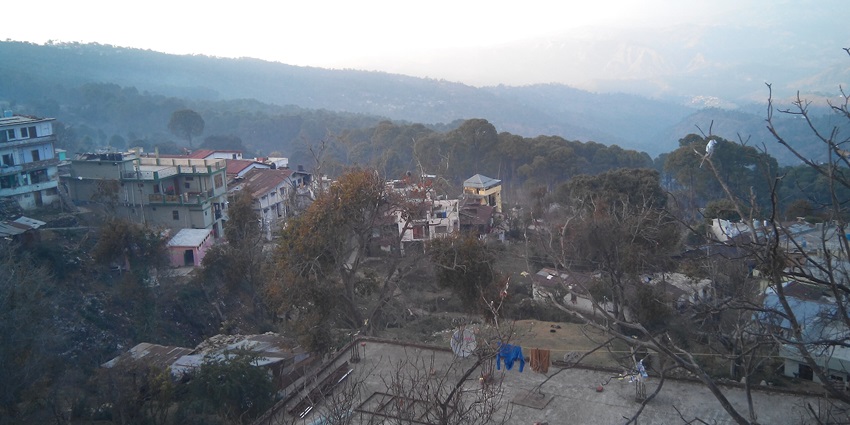 Entrance to Ranikhet market, colorful stalls and shoppers on a busy street in Ranikhet.