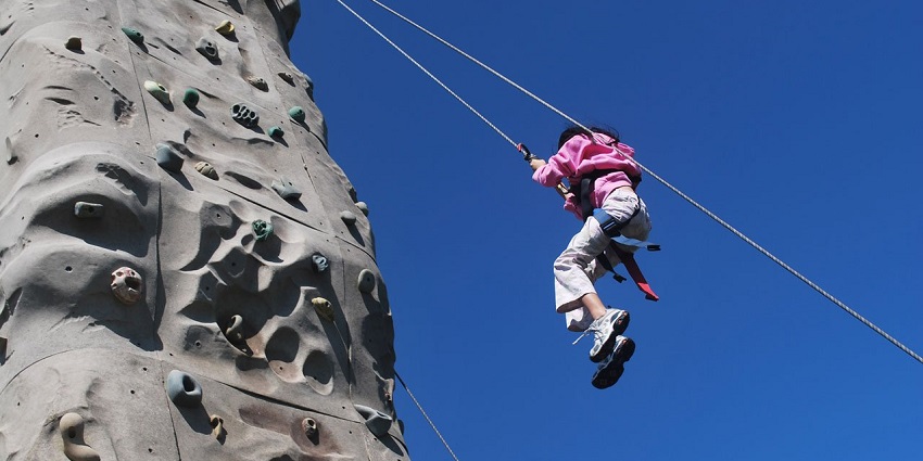 The adventure sports in Nainital include rappelling.