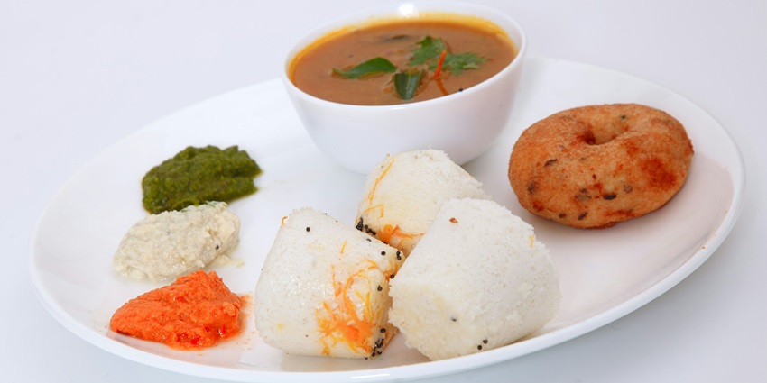 The best food in Kanyakumari is Rasa Vadai, fritters soaked in spicy and tangy gravy.