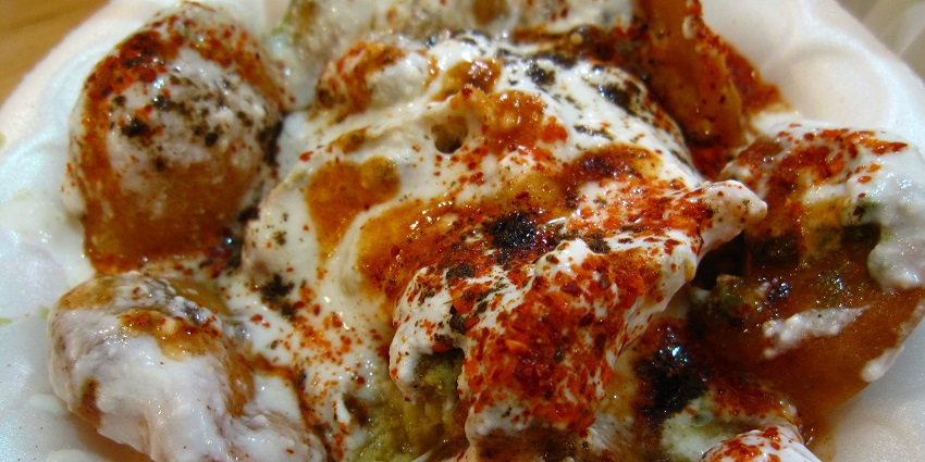 Ratan Chat Bhandar, a place serving the Best Street Food in Ghaziabad.