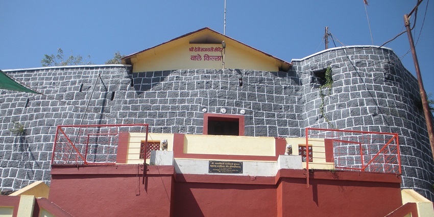 View of the entrance of Ratnadurg fort, a historical gem nearby