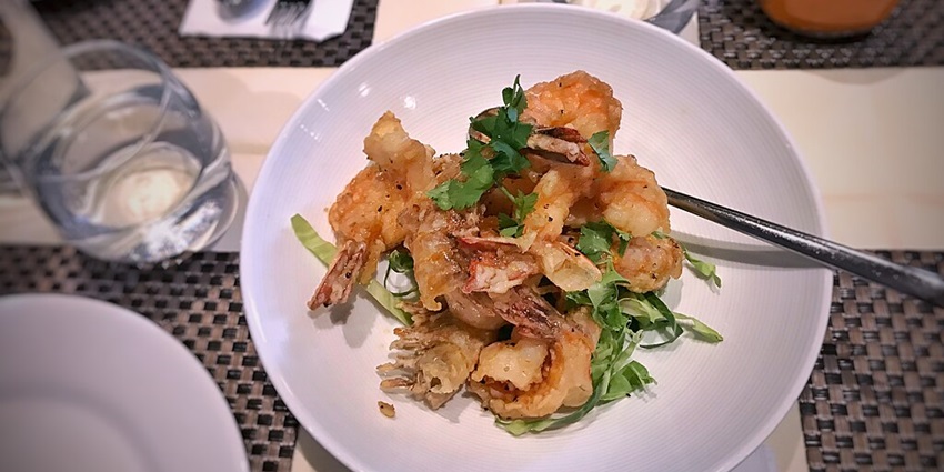 Deep fried prawns with shells sautéed with special garlic sauce.