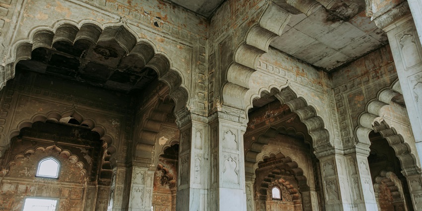 Raval Mahal showcases royal architecture, historic corridors, and cultural links to Radha’s birthplace in Raval village, one of the best places to visit around Gokul.