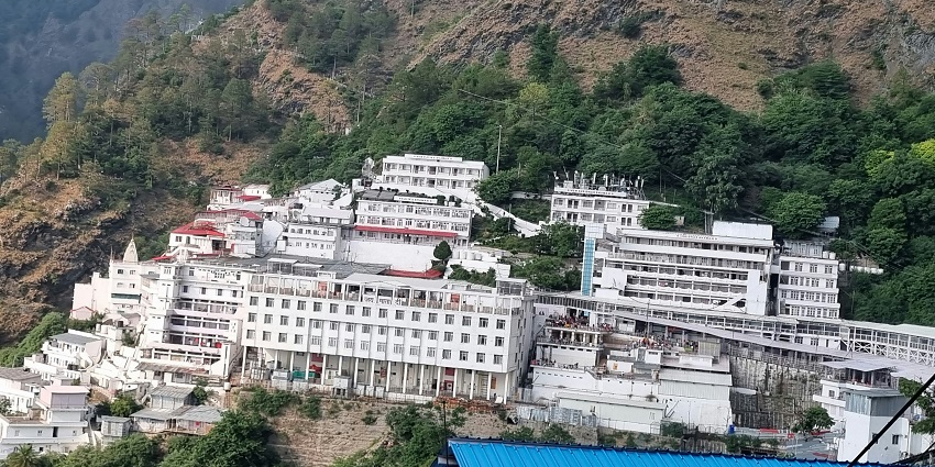 A glimpse of breathtaking mountain views from the sacred Vaishno Devi Temple.