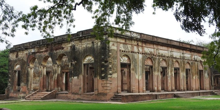 An image of lush gardens at Residency Park, one of the haunted places in Uttar Pradesh.