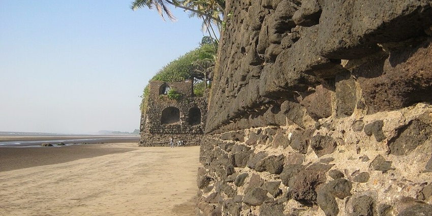 Image of outer walls of the Revdanda fort, a famous Fort located near the Korlai Fort.