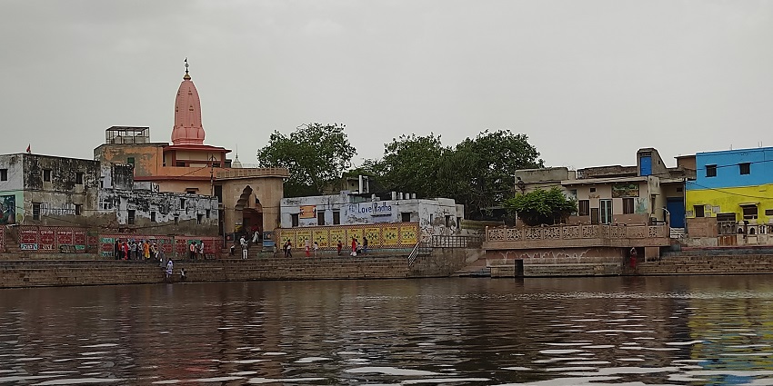 A representative image of Kund that is considered one of the most holiest places in Govardhan.