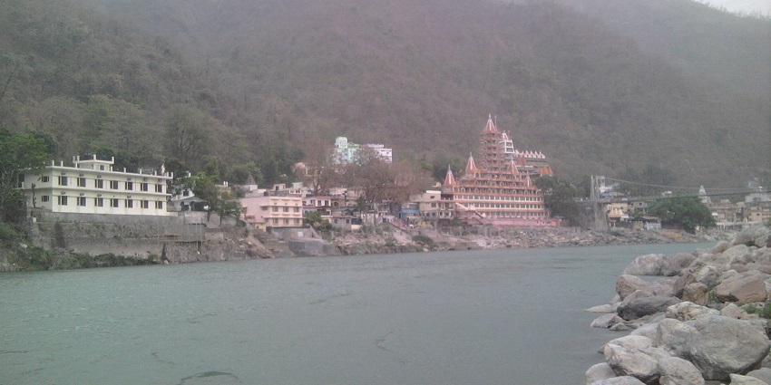 Image of the picturesque landscape of Rishikesh, highlighting attractions near Dehradun within 100 kms