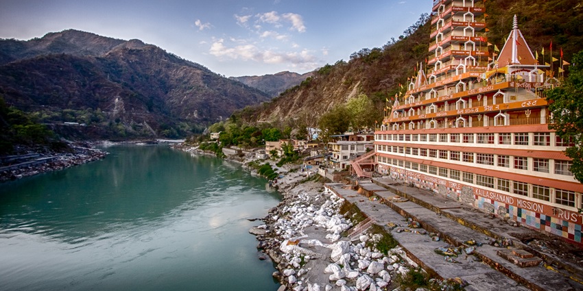 An image showing a scenic view of Rishikesh featuring attractions near Dehradun.