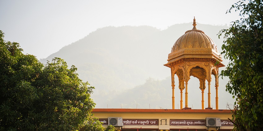 Places to visit in Uttarakhand in January include Rishikesh featuring the Ganga River.