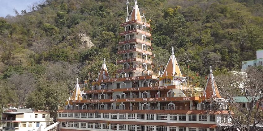 The best places to visit in Uttarakhand in July include Rishikesh, featuring the Ganga River