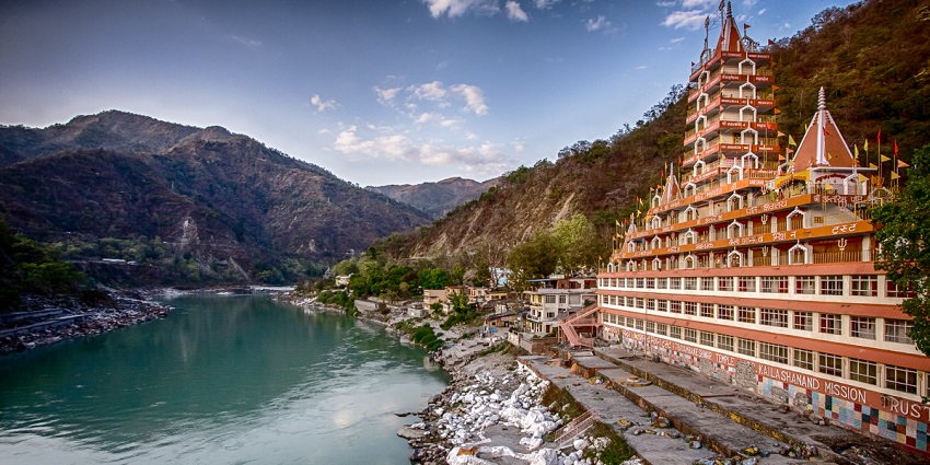 View of the canal right beside the Rishikesh temple, ideal spot for all pilgims to retreat to