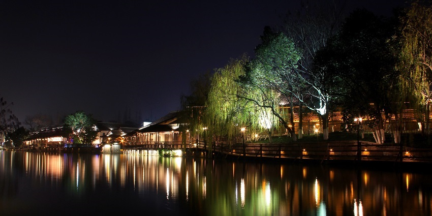 The nightlife in Rishikesh cafes offers refreshments with stunning views.