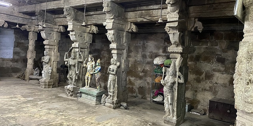 The pillars in the Rockfort temple which is also known as Ucchi Pillayar Temple.