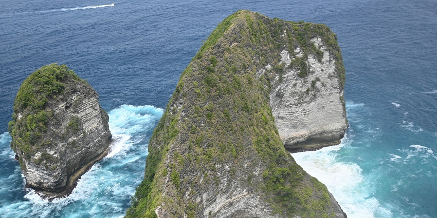 Breathtaking views of Rocky Island, among the offbeat places in North Bengal.