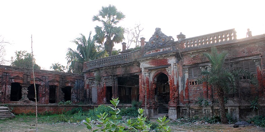 Roychowdhury Zamindar House is a historical spot showcasing the old lifestyle of people.