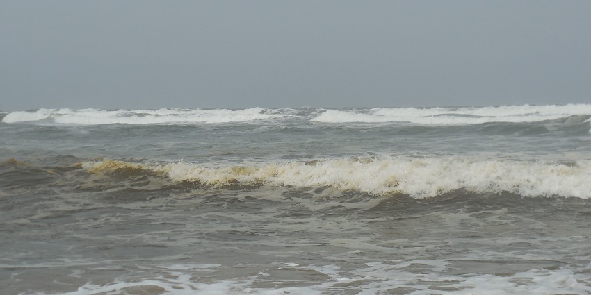 An image of Sadras Beach offers quiet diving experiences and abundant marine life.