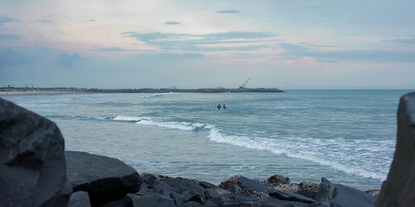 A glimpse of Sallithoppu beach with a wide stretch of sand that makes it a peaceful place.