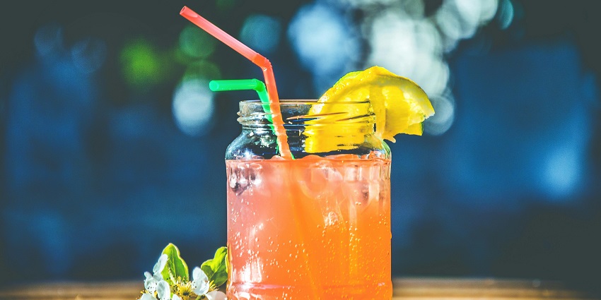 Relaxed reggae bar offering drinks and a live music atmosphere.