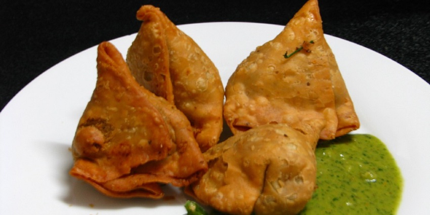 Crispy samosas, a delicious street snack among best foods in Meerut.