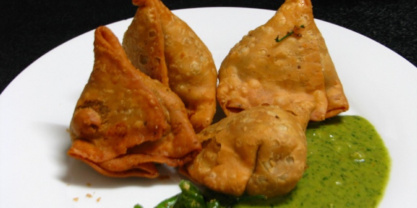 Tasty samosa with green chutney at Nirala Misthan Bhandar in Prayagraj