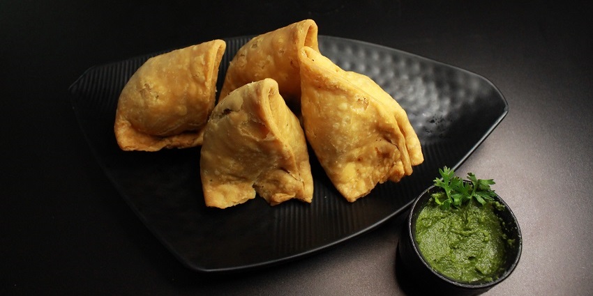 Samosa served with mint chutney, one of the local favourite food in Ghaziabad