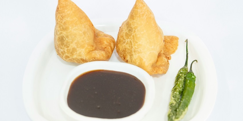 Samosas is a perfect hot snack to munch on for every traveller in Uttar Pradesh.