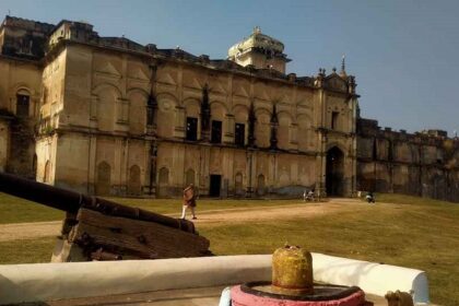 The gardens on the backside of the Samthar Fort are for travellers to explore.