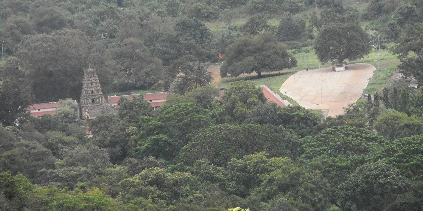Sandur, the scenic getaway with greenery, lakeside picnics, and trekking.