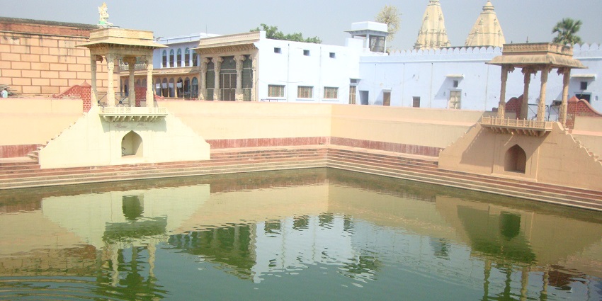 An image of Sankari Khor in Barsana consisting of horizons and forms to the left and right.