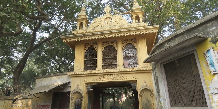 The entrance of Sankat Mochan Hanuman Temple, one of the main temples in Varanasi.
