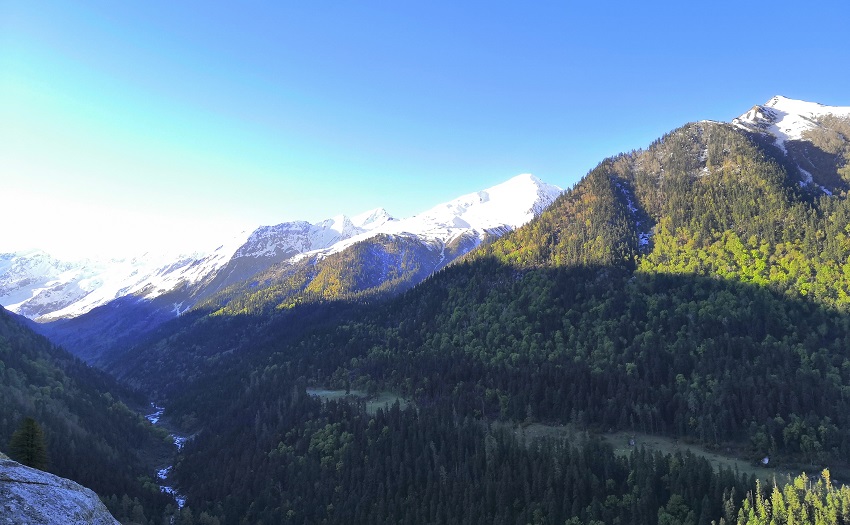 A glimpse of majestic mountains and blue skies at Sankri near Govind Wildlife Sanctuary.