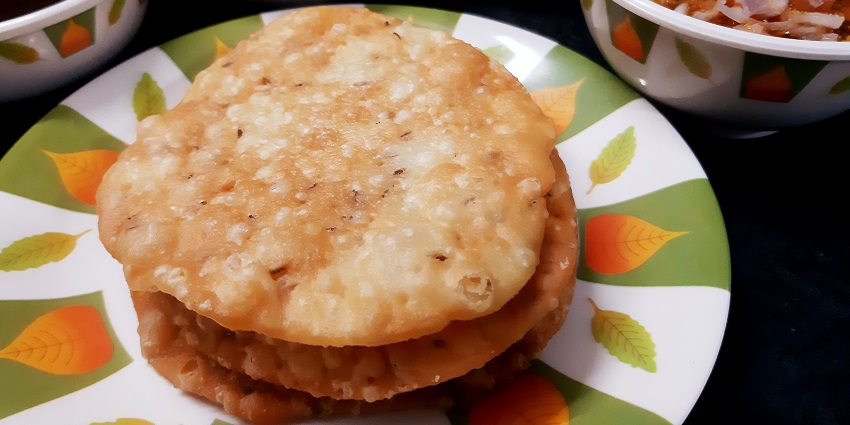 Sindhi community’s famous breakfast food Daal Pakwaan is served with accompaniments.