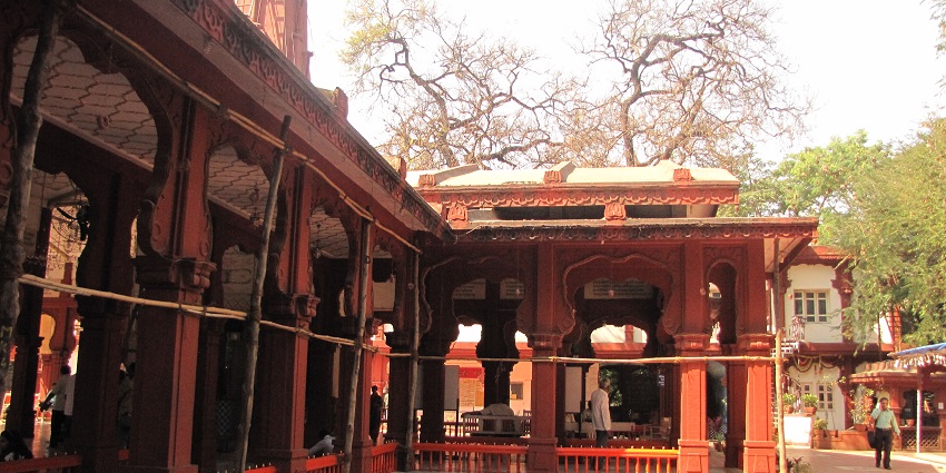 A 25-acre park and temple complex with scenic views.