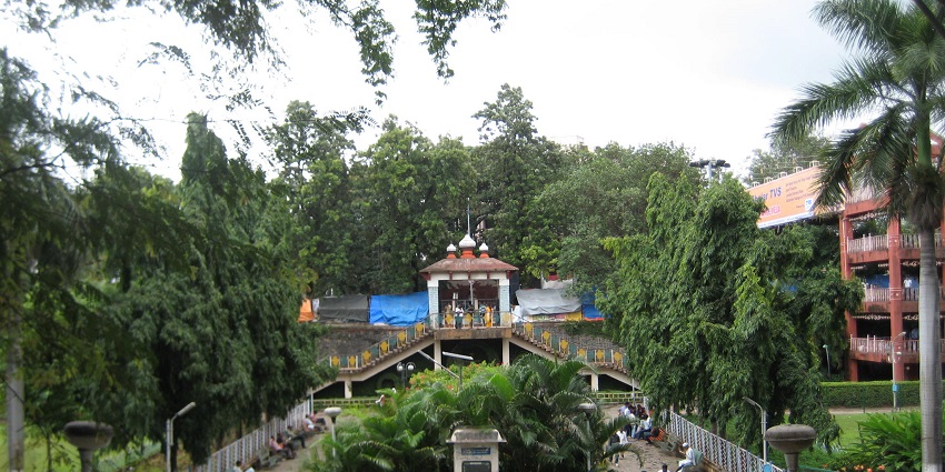 Saras Baug is a scenic park, perfect for relaxation and picnics for travellers