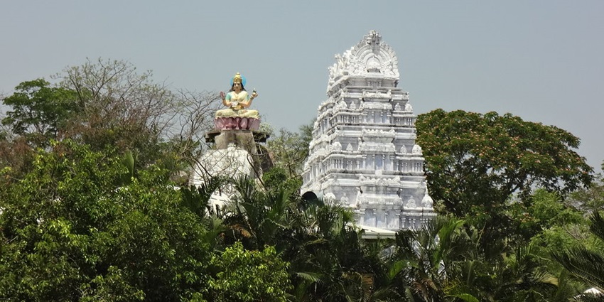 The main entrance of Saraswathi Temple, one of the well known saraswati temples in Kumbakonam