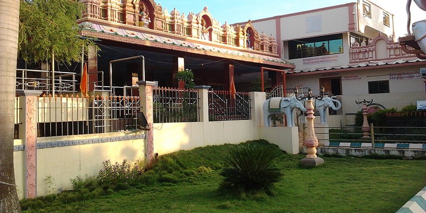 An image showing front view of the Saraswathi temple, with a clear blue sky