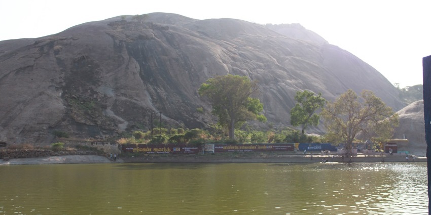 Saravana Poigai is one of the peaceful places to visit in Palani for locals and tourists.