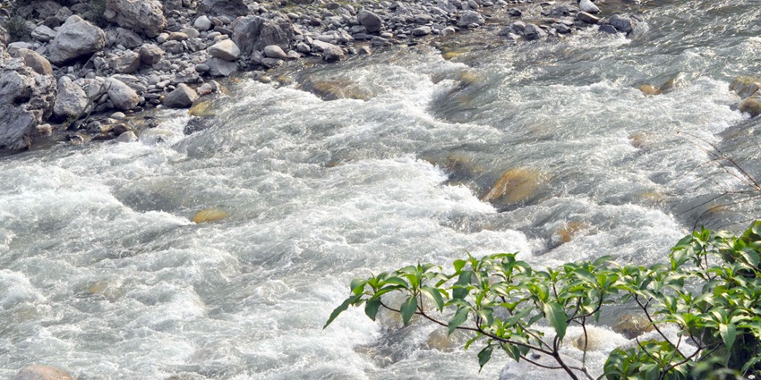 A picture of the Saryu River, a peaceful riverside, one of the best places to visit in Ayodhya
