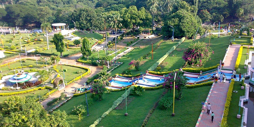 Image of the Sathanur Dam, and the beautiful garden surrounding it.