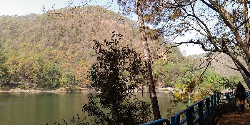 An image of the serene lakes of Sattal, one of the charming places to visit near Moradabad.