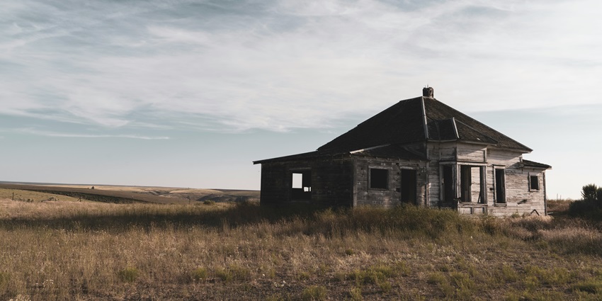 Experience the eerie and spooky atmosphere around the abandoned house in sector 50.