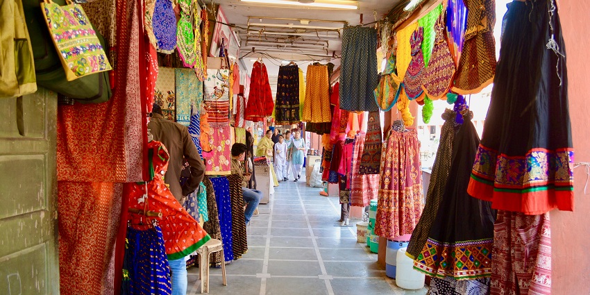 Bargain for the best prices at this place while street shopping in Navi Mumbai.