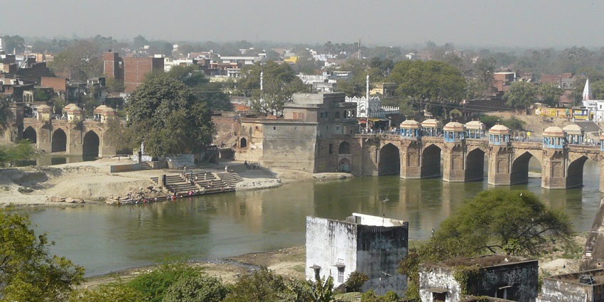 Shahi Bridge, known for its architectural design and one of the best places to explore